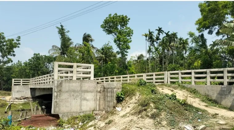 বরিশালে নেই সংযোগ সড়ক, অকেজো ২ কোটি টাকা ব্যয়ে নির্মিত সেতু